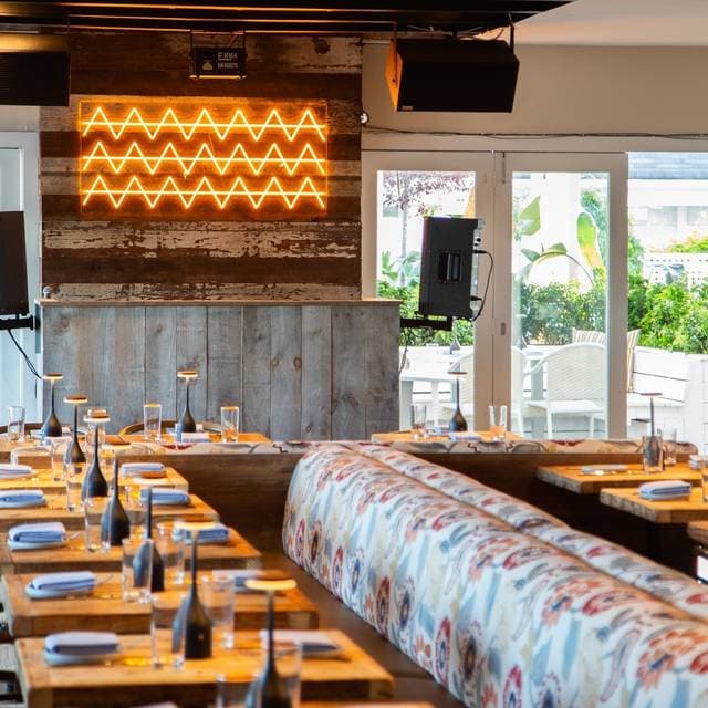 Cozy seafood restaurant 