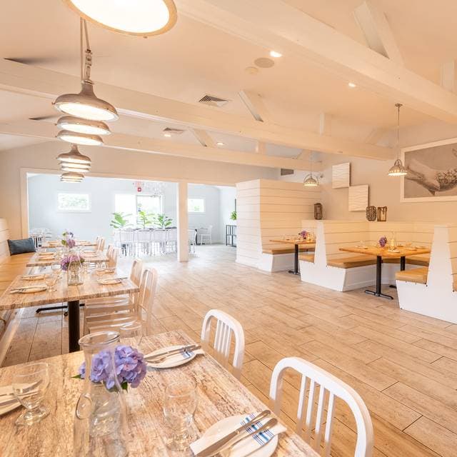 Cozy seafood restaurant 