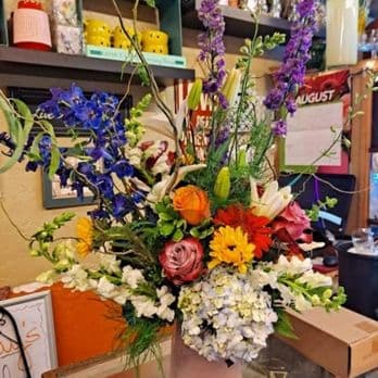 Susan’s Flowers & Artisan Boutique