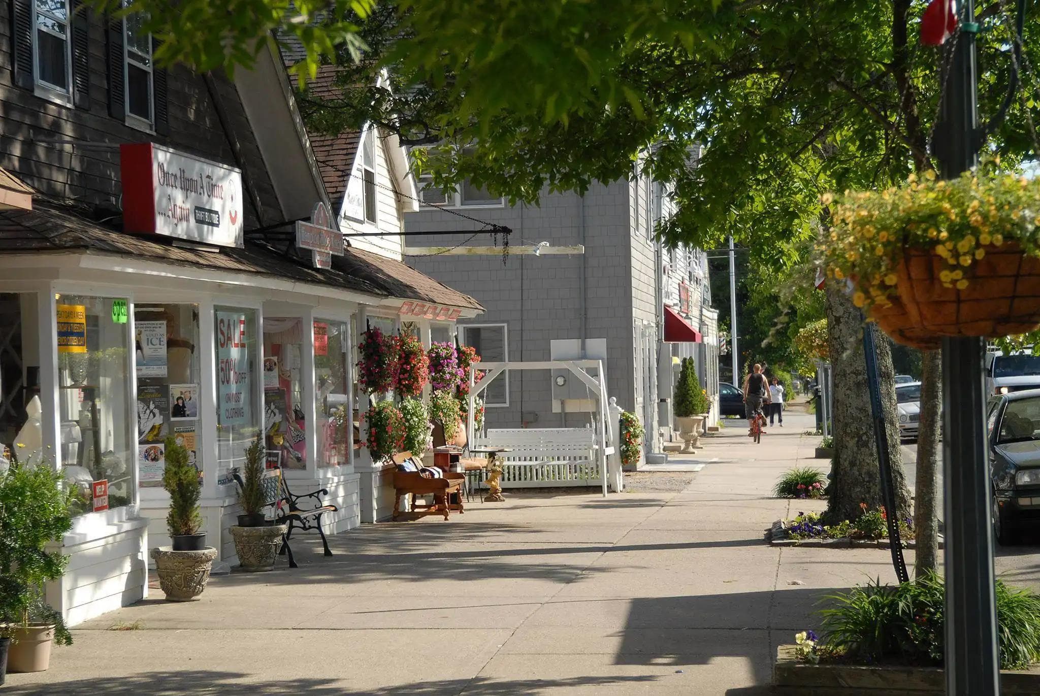 Dinner & Downtown Festival Vibes